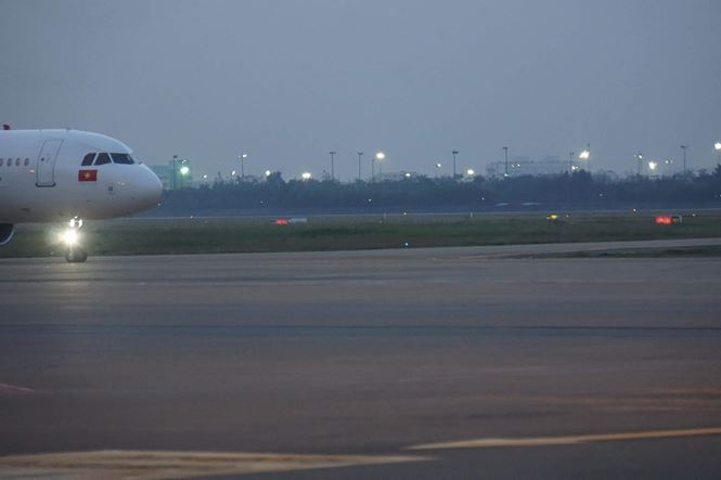 S&acirc;n golf (phần đ&egrave;n s&aacute;ng ph&iacute;a sau) tại T&acirc;n Sơn Nhất