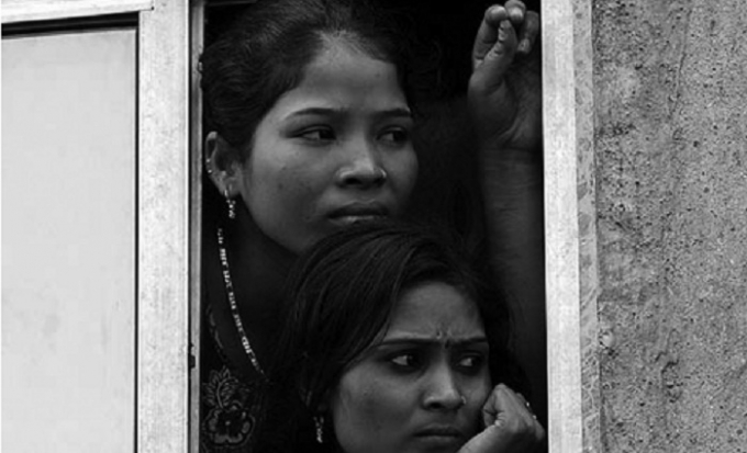 G&aacute;i b&aacute;n d&acirc;m ở Kamathipura đang chờ kh&aacute;ch.