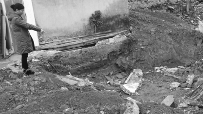 Gia đ&igrave;nh chị Ngần bức x&uacute;c khi kh&ocirc;ng hề biết ng&ocirc;i mộ tập thể di chuyển đi đ&acirc;u.