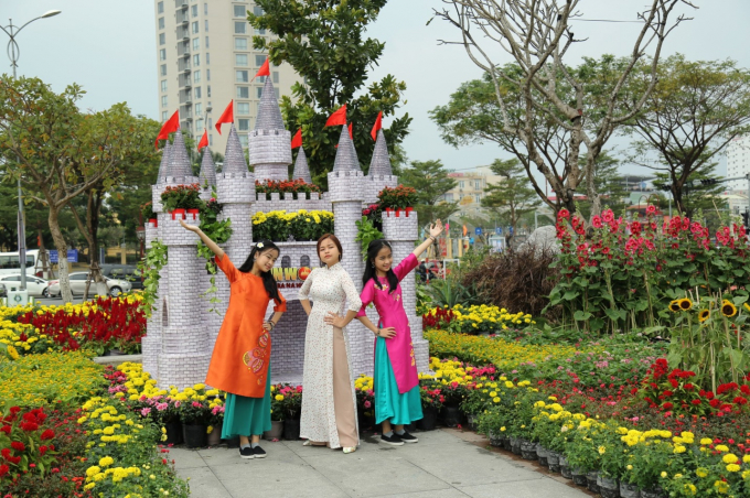 Đề &aacute;n đẩy&nbsp;mạnh lĩnh vực dịch vụ, n&acirc;ng cấp chất lượng v&agrave; h&igrave;nh th&agrave;nh sản phẩm du lịch (du lịch sinh th&aacute;i, l&agrave;ng qu&ecirc;, đường s&ocirc;ng&hellip;), tăng cường quản l&yacute; cơ sở lưu tr&uacute;, v&agrave; quảng b&aacute; x&uacute;c tiến du lịch tr&ecirc;n c&aacute;c phương tiện th&ocirc;ng tin đại ch&uacute;ng.