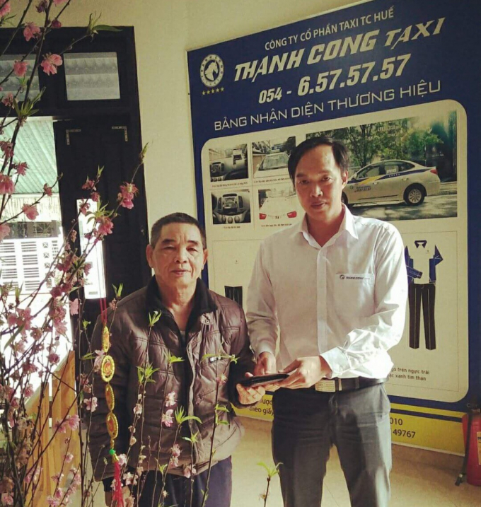 Đại diện Taxi Th&agrave;nh C&ocirc;ng Huế trao trả lại cho kh&aacute;ch h&agrave;ng đầy đủ tiền mặt v&agrave; giấy tờ t&ugrave;y th&acirc;n.