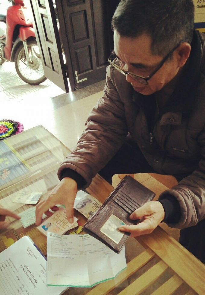 B&aacute;c Phước vui mừng nhận lại t&agrave;i sản của m&igrave;nh.