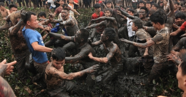 Lễ hội Phết Hiền Quan 2018: Hàng trăm trai tráng tranh giành nhau quả phết lấy may