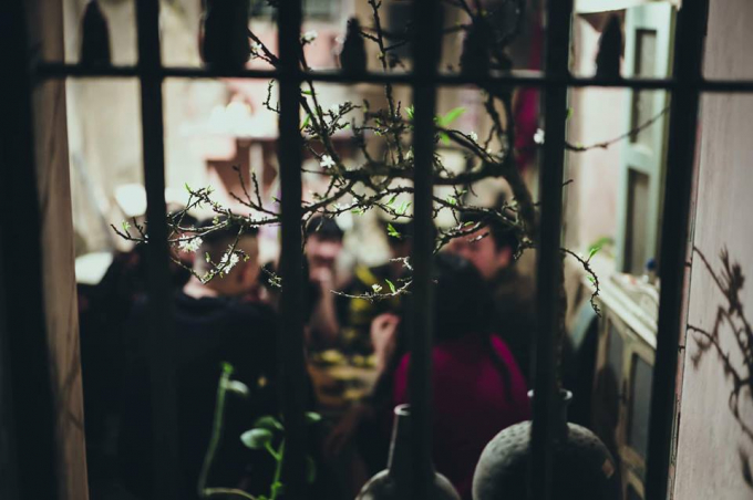 Những c&agrave;nh mận trắng tinh kh&ocirc;i b&ecirc;n m&acirc;m cỗ ng&agrave;y Tết.