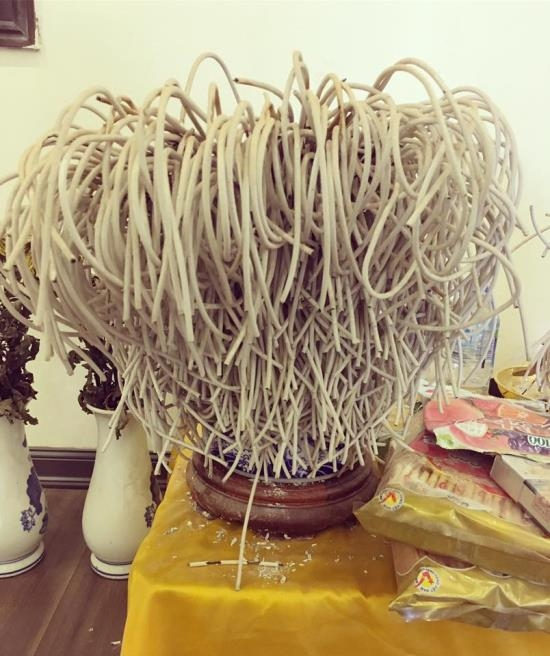 Việc để ch&acirc;n nhang nhiều sẽ khiến b&agrave;n thờ bị bụi bẩn v&agrave; nguy cơ hỏa hoạn cao.