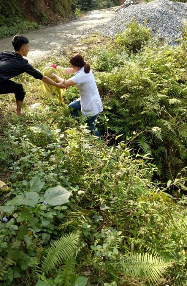 B&aacute;c sĩ bế b&eacute; g&aacute;i l&ecirc;n tr&ecirc;n mặt đường