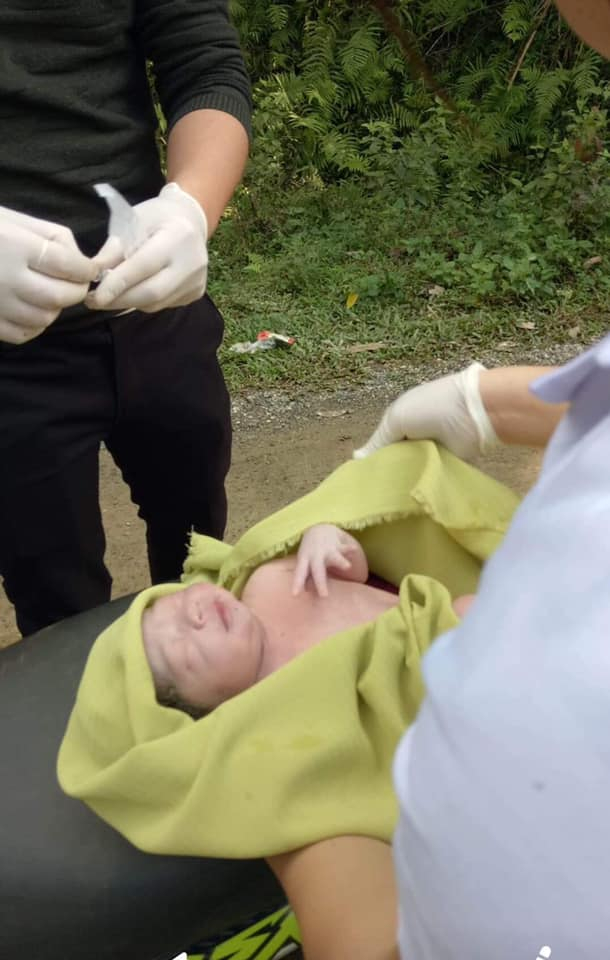 B&eacute; g&aacute;i mới sinh trong v&ograve;ng tay của b&aacute;c sĩ bệnh viện đa khoa Bắc M&ecirc;