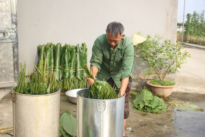 Để b&aacute;nh chưng xanh ngon, l&aacute; dong cần được chuẩn bị qua 3 bước trải l&aacute; &ndash; rửa l&aacute; &ndash; lau l&aacute;.