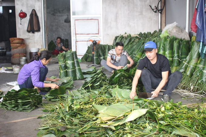 Gia đ&igrave;nh b&agrave; Xu&acirc;n Mười chuẩn bị l&aacute; g&oacute;i b&aacute;nh cho ng&agrave;y tiếp theo