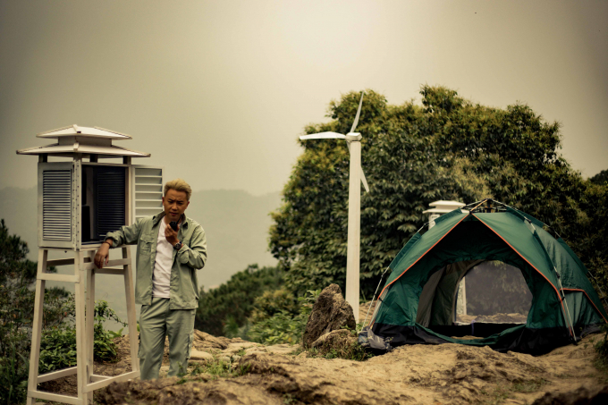 H&igrave;nh ảnh Minh T&iacute;t ở trạm kh&iacute; tượng.