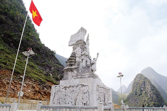 Tượng đ&agrave;i t&ocirc;n vinh những c&ocirc;ng nh&acirc;n, TNXP l&agrave;m con đường Hạnh ph&uacute;c được đặt tr&ecirc;n đường dẫn đến đỉnh M&atilde; P&igrave; L&egrave;ng Ảnh: Trường Phong