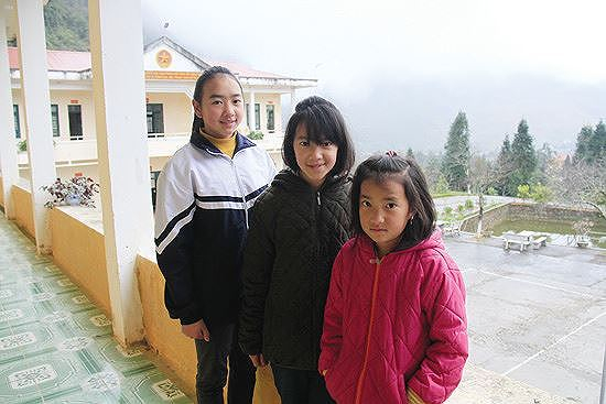 Ba chị em V&agrave;ng Thị Ch&aacute;, V&agrave;ng Thị Chờ v&agrave; V&agrave;ng Thị S&aacute;u l&agrave; con nu&ocirc;i của Đồn Bi&ecirc;n ph&ograve;ng Ph&oacute; Bảng Ảnh: Trường Phong