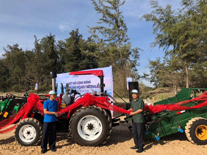 Đại diện Tập đo&agrave;n Novaland c&ugrave;ng đại diện l&atilde;nh đạo địa phương cắt băng ch&iacute;nh thức đưa m&aacute;y c&agrave;o r&aacute;c v&agrave;o sử dụng.