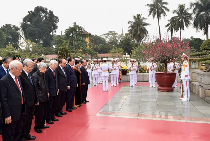 Tổng B&iacute; thư, Chủ tịch nước ch&uacute;c Tết l&atilde;nh đạo, đồng b&agrave;o v&agrave; chiến sĩ