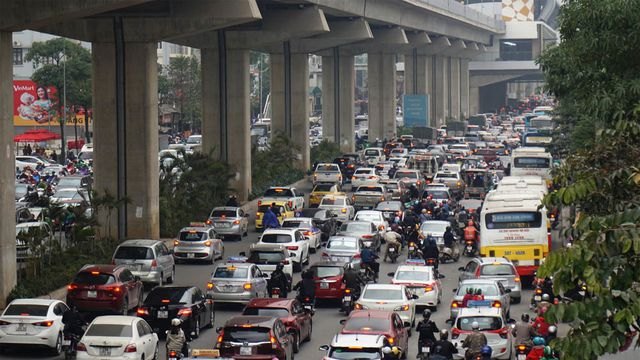 Đoạn đường Trần Ph&uacute; (H&agrave; Đ&ocirc;ng - H&agrave; Nội) &ugrave;n tắc k&eacute;o d&agrave;i ở cả 2 chiều đường.