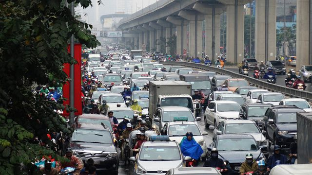 Đường Nguyễn Tr&atilde;i&nbsp; &ugrave;n tắc theo chiều từ Ng&atilde; Tư Sở về H&agrave; Đ&ocirc;ng.