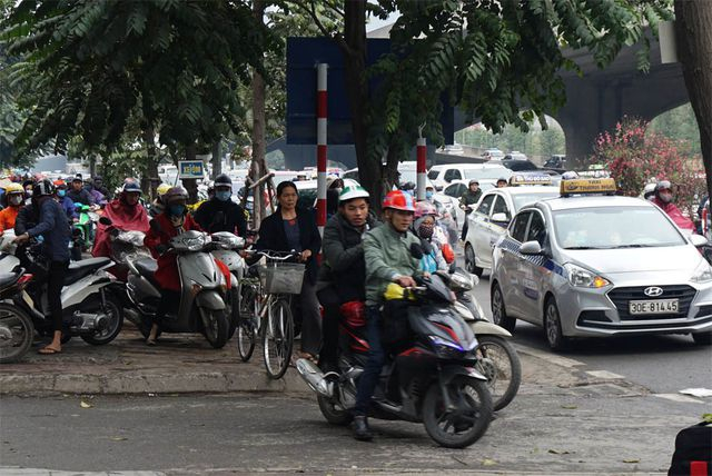 Giao th&ocirc;ng H&agrave; Nội t&ecirc; liệt trong ng&agrave;y 27 Tết