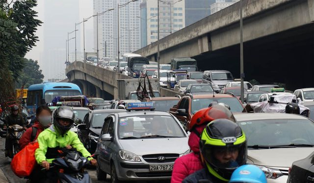 Đường Khuất Duy Tiến.