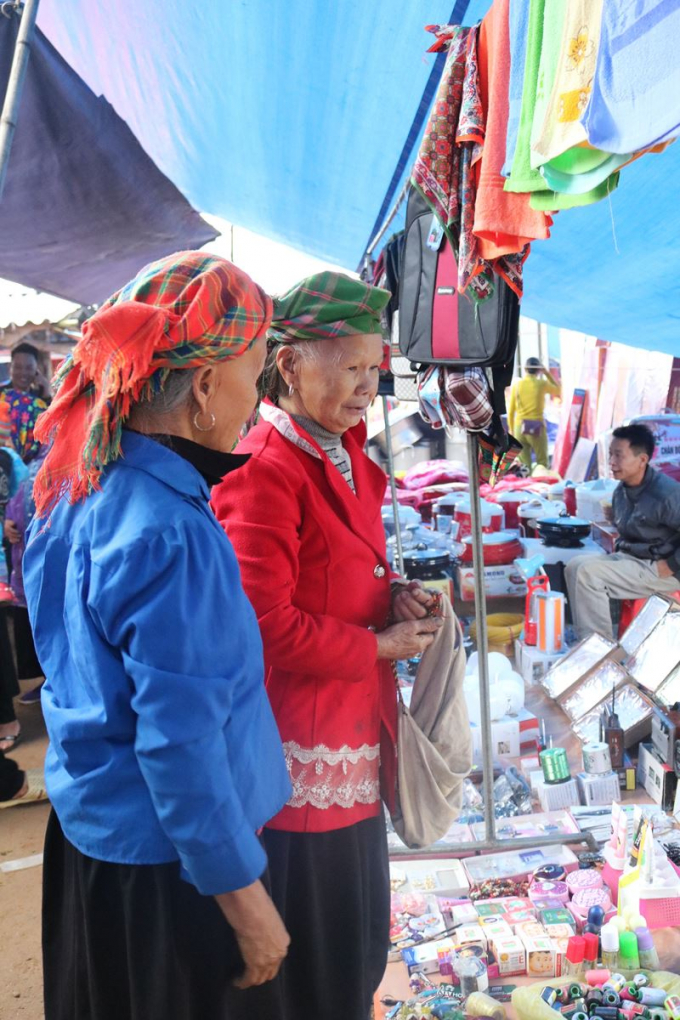 Người d&acirc;n tộc Dao đang lựa chọn khăn rửa măt&nbsp;