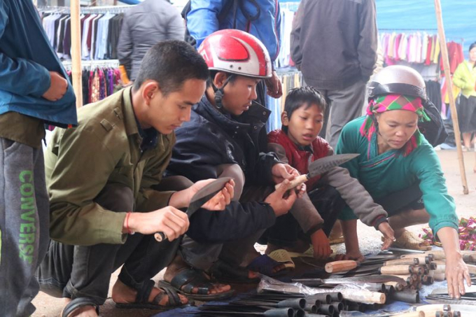 Dao cũng l&agrave; vật dụng cần thiết của b&agrave; con&nbsp;