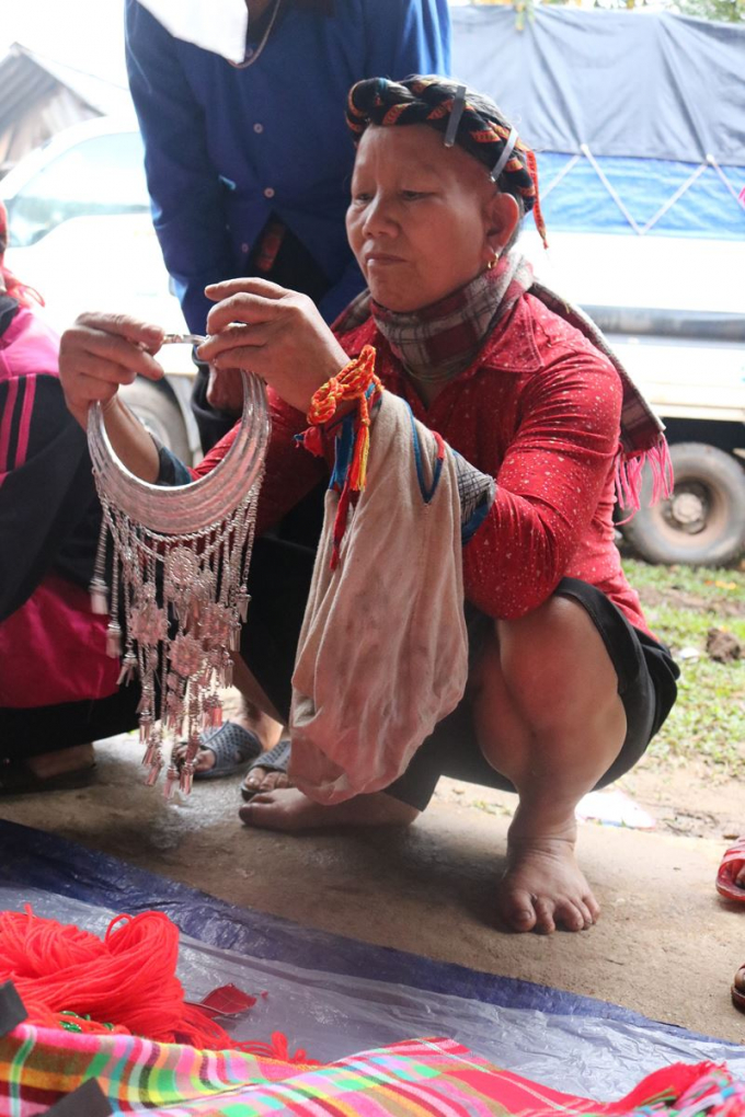 L&agrave; phi&ecirc;n chợ cuối năm, lại gi&aacute;p Tết n&ecirc;n người đi chợ mua sắm tấp nập. Những sạp h&agrave;ng b&aacute;n quần &aacute;o, trang sức c&oacute; lẽ l&agrave; địa điểm được nhiều người d&acirc;n dừng ch&acirc;n mua sắm nhiều nhất.