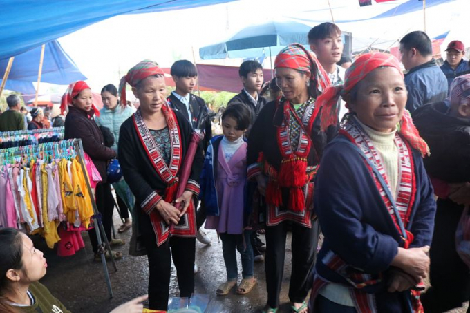 Mặc d&ugrave; vượt những đoạn đường kh&aacute; xa mới tới được chợ, nhưng người d&acirc;n nơi đ&acirc;y vẫn cảm thấy rất vui, rất hồ hởi. Nhiều đứa trẻ h&aacute;o hức chờ đến phi&ecirc;n chợ n&agrave;y, để được mẹ mua cho bộ quần &aacute;o mới, c&aacute;i v&ograve;ng cổ v&ograve;ng tay...&nbsp;