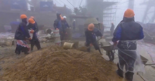 Hành trình hơn 800 ngày đêm cõng sắt đá tới lưng trời