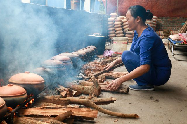 Củi kho c&aacute; phải l&agrave; củi nh&atilde;n, bởi nhiệt lớn, ch&aacute;y ổn định, gi&uacute;p thơm c&aacute;.