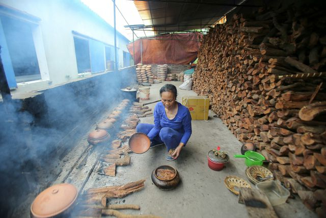 C&aacute; được kho khoảng 20 tiếng đồng hồ, người kho c&aacute; phải t&uacute;c trực li&ecirc;n tục nếu thừa thiếu nhiệt cũng c&oacute; thể l&agrave;m c&aacute; ch&iacute;n vị kh&ocirc;ng được như mong muốn. V&agrave;o những ng&agrave;y cận Tết bếp đun lu&ocirc;n đỏ lửa cả ng&agrave;y lẫn đ&ecirc;m để đảm bảo lượng h&agrave;ng cung cấp ra ngo&agrave;i thị trường.