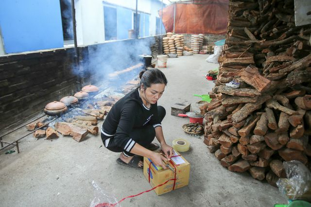 Sau khi kho xong, c&aacute; được đ&oacute;ng th&ugrave;ng vận chuyển đi khắp c&aacute;c tỉnh th&agrave;nh tr&ecirc;n cả nước. Một ni&ecirc;u c&aacute; kho l&agrave;ng Vũ Đại c&oacute; gi&aacute; dao động từ 500 ngh&igrave;n đến 1 triệu đồng, t&ugrave;y thuộc v&agrave;o c&acirc;n nặng của c&aacute; trắm đen.&nbsp;