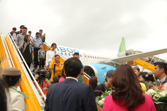 Những h&agrave;nh kh&aacute;ch đầu ti&ecirc;n đặt ch&acirc;n xuống s&acirc;n bay V&acirc;n Đồn v&agrave;o ng&agrave;y 28 Tết
