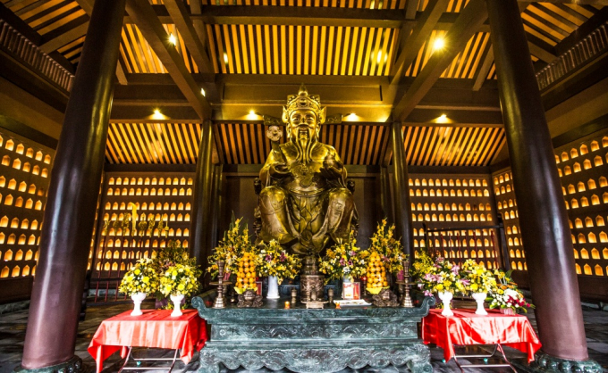 Bức&nbsp;tượng&nbsp;Thần&nbsp;T&agrave;i&nbsp;bằng&nbsp;đồng&nbsp;cao&nbsp;đến&nbsp;5,2m&nbsp;c&ugrave;ng&nbsp;800&nbsp;tượng&nbsp;Thần&nbsp;T&agrave;i&nbsp;nhỏ&nbsp;trong&nbsp;Đền.