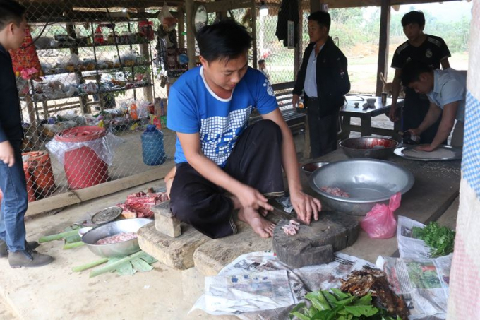 Mọi người&nbsp;c&ugrave;ng l&agrave;m cỗ, chuẩn bị c&uacute;ng tổ ti&ecirc;n.