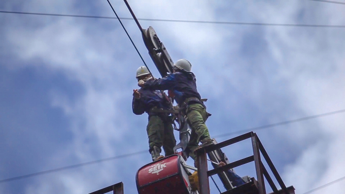 Kỳ t&iacute;ch k&eacute;o điện l&ecirc;n n&oacute;c nh&agrave; Đ&ocirc;ng Dương