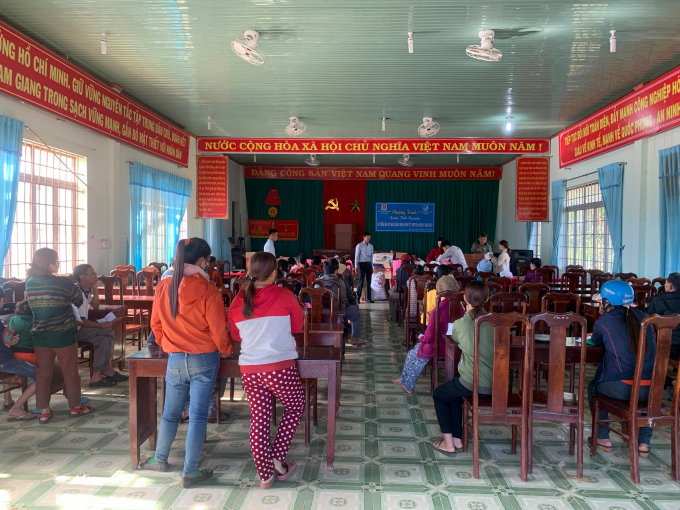 H&agrave; Thu trao 150 phần qu&agrave; cho b&agrave; con ngh&egrave;o ở qu&ecirc; hương Đắk Lắk