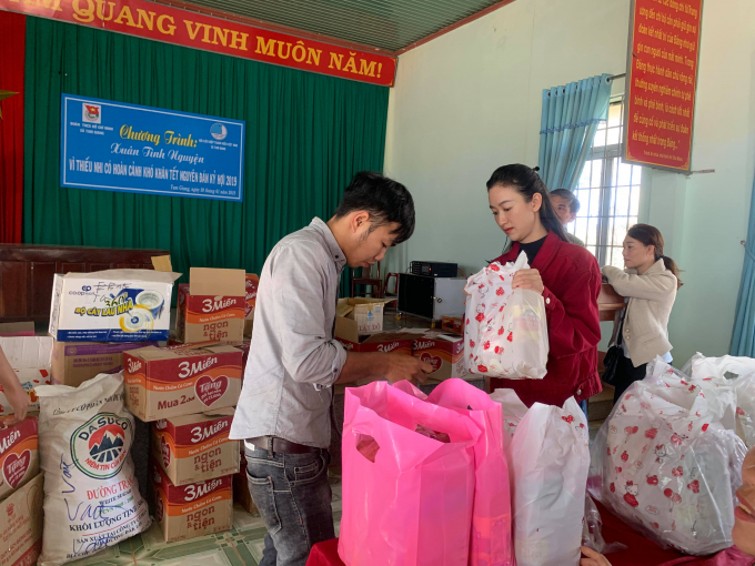 H&agrave; Thu trao 150 phần qu&agrave; cho b&agrave; con ngh&egrave;o ở qu&ecirc; hương Đắk Lắk