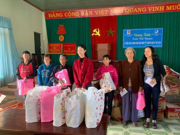 H&agrave; Thu xuất hiện mộc mạc, giản dị với chiếc &aacute;o kho&aacute;c nhẹ, niềm nở thăm hỏi v&agrave; gửi qu&agrave; cho c&aacute;c hộ ngh&egrave;o.&nbsp;