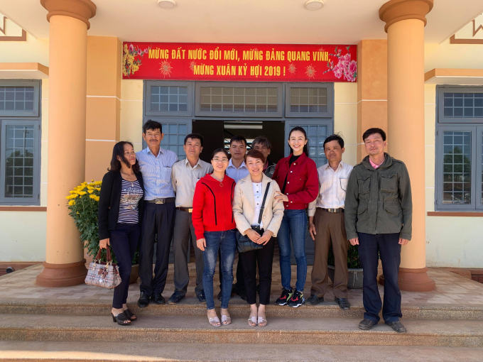 H&agrave; Thu trao 150 phần qu&agrave; cho b&agrave; con ngh&egrave;o ở qu&ecirc; hương Đắk Lắk