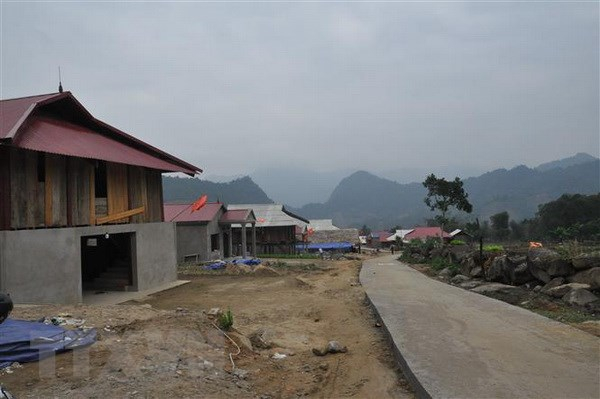 Khu t&aacute;i định cư mới của 50 hộ d&acirc;n v&ugrave;ng lũ Phong Dụ Thượng, huyện Văn Y&ecirc;n. (Ảnh: Đỗ Tuấn Anh/TTXVN).