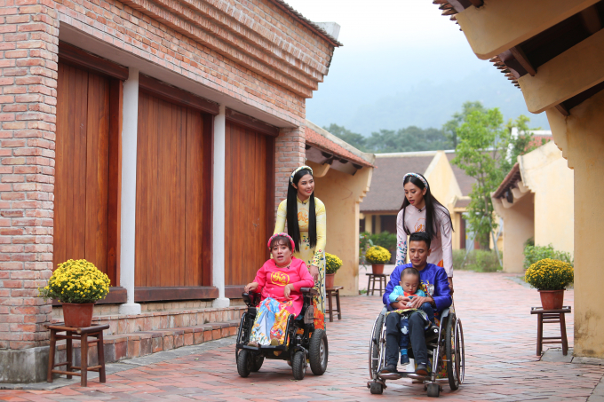 Ngọc H&acirc;n, Tiểu Vy diện &aacute;o d&agrave;i trong chương tr&igrave;nh Tết của VTV