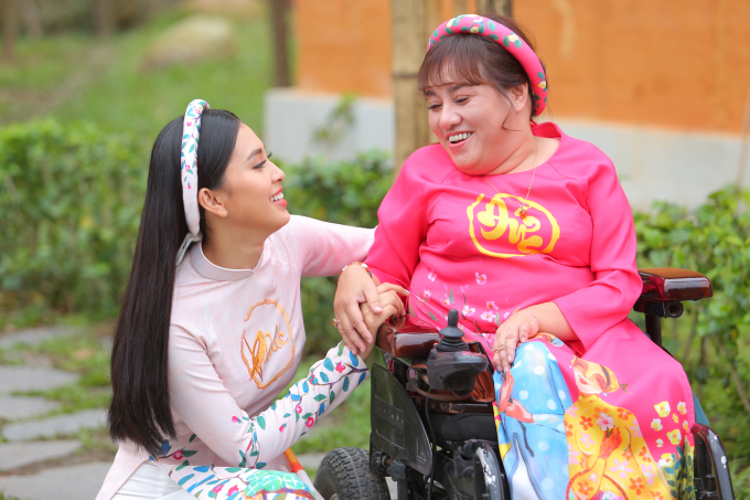 Ngọc H&acirc;n, Tiểu Vy diện &aacute;o d&agrave;i trong chương tr&igrave;nh Tết của VTV