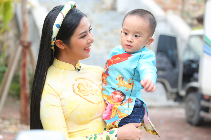 Ngọc H&acirc;n, Tiểu Vy diện &aacute;o d&agrave;i trong chương tr&igrave;nh Tết của VTV