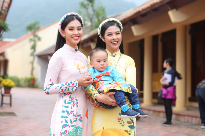 Ngọc H&acirc;n, Tiểu Vy diện &aacute;o d&agrave;i trong chương tr&igrave;nh Tết của VTV