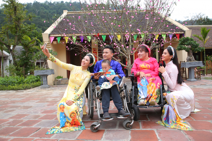 Ngọc H&acirc;n, Tiểu Vy diện &aacute;o d&agrave;i trong chương tr&igrave;nh Tết của VTV