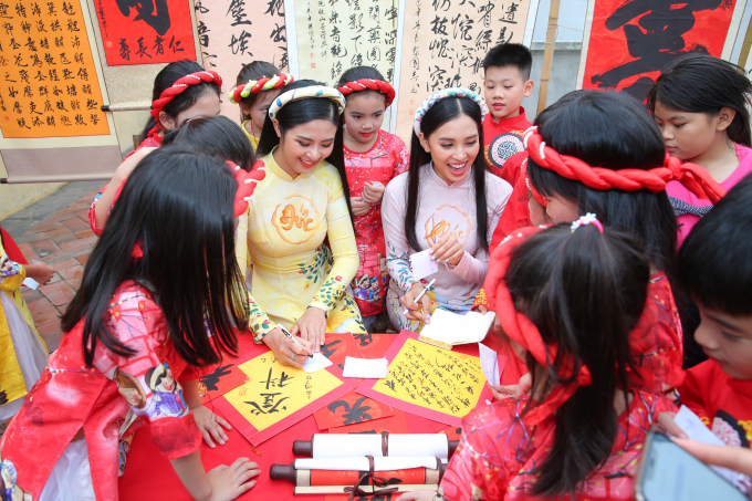 Ngọc H&acirc;n, Tiểu Vy diện &aacute;o d&agrave;i trong chương tr&igrave;nh Tết của VTV