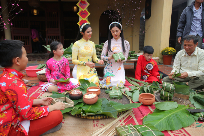 Ngọc H&acirc;n, Tiểu Vy diện &aacute;o d&agrave;i trong chương tr&igrave;nh Tết của VTV