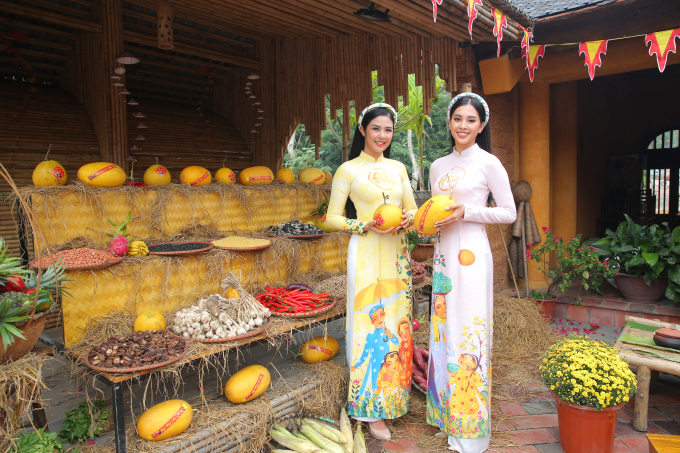 Ngọc H&acirc;n, Tiểu Vy diện &aacute;o d&agrave;i trong chương tr&igrave;nh Tết của VTV