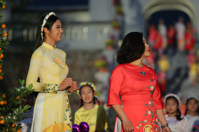 Ngọc H&acirc;n, Tiểu Vy diện &aacute;o d&agrave;i trong chương tr&igrave;nh Tết của VTV