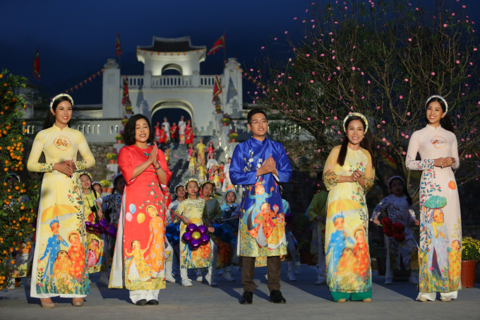 Ngọc H&acirc;n, Tiểu Vy diện &aacute;o d&agrave;i trong chương tr&igrave;nh Tết của VTV