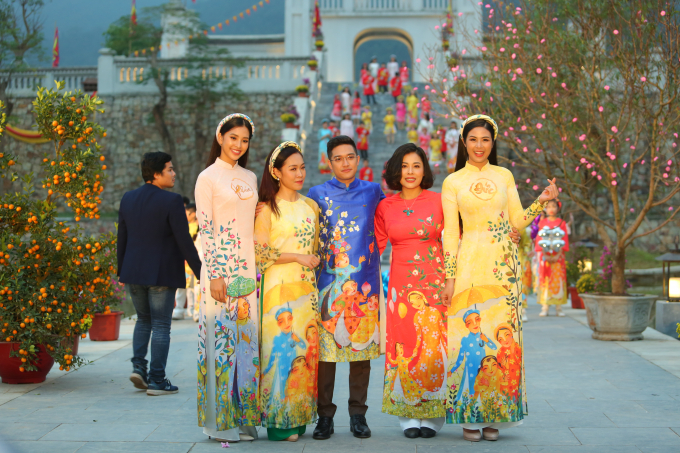 Ngọc H&acirc;n, Tiểu Vy diện &aacute;o d&agrave;i trong chương tr&igrave;nh Tết của VTV